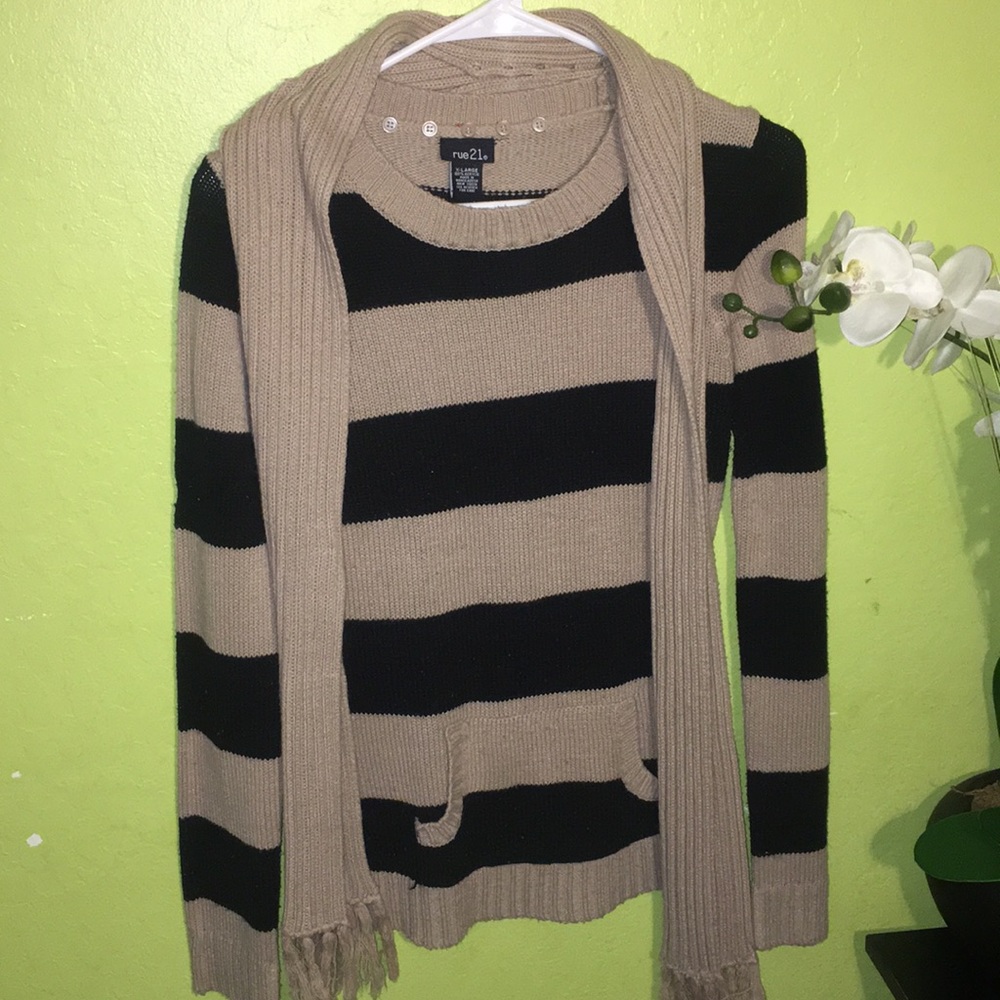 RUE21 Black and Tan sweater with Scarf size XL ✨